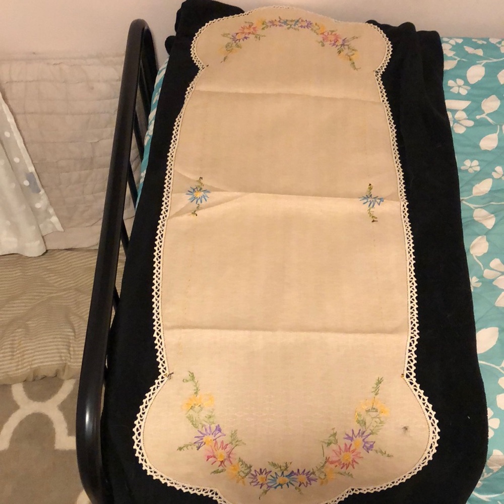 Embroidered table runner - Picture 2 of 3